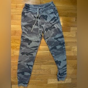 Splendid camouflage sweatpants